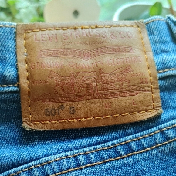 Levi's High-Waisted 501 Button Fly Jeans - Picture 4 of 10